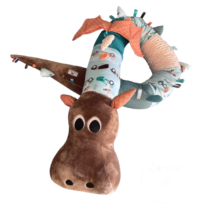 Gaston-le-dragon-compagnon-ludique-dès-la-naissance-cadeau-naissance-grand-coussin-2-mètres-de-long