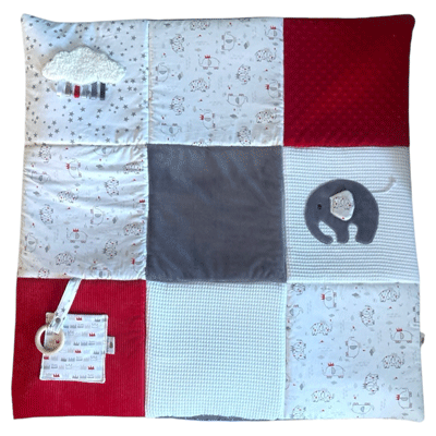 tapis d'éveil 1mx1m avec activité sensoriel : nuage avec ruban et papier bruissant, éléphant tout doux gris avec queue en cordelette et oreille bruissante et poche avec hochet rond en bois _ thème éléphant couleur rouge et blanc